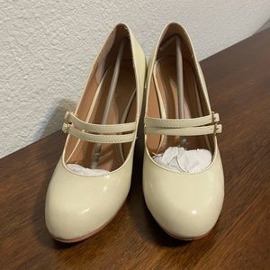 Journee Collection Windy Pump